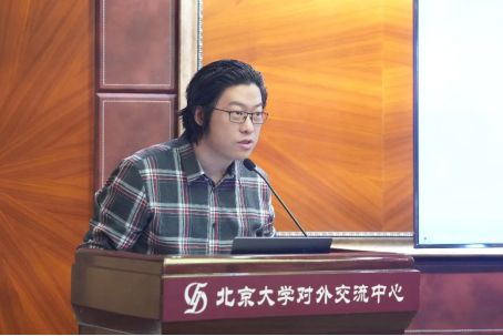电脑前的男人
描述已自动生成